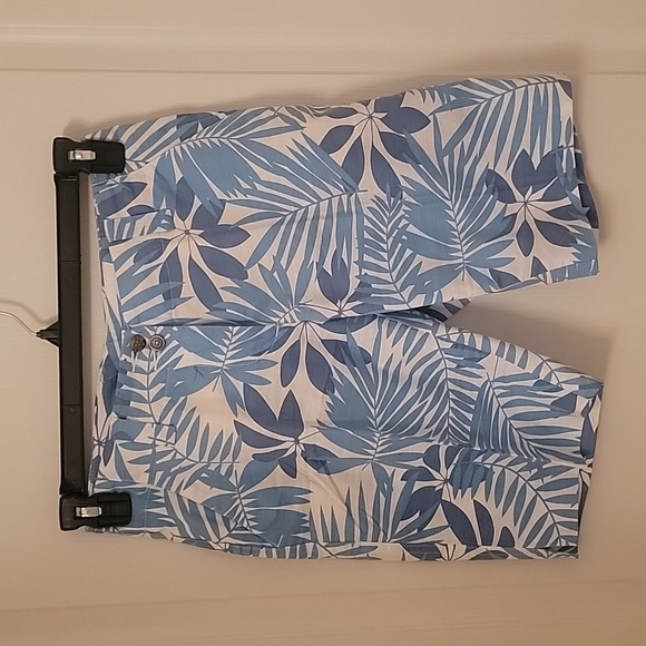 Loudmouth Blue Tropical Print Golf / Bermuda Shorts, Size 2.NWOT.